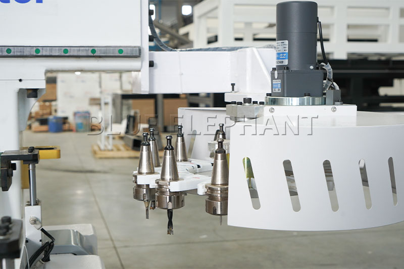 Blue Elephant Incrível Máquina CNC Nesting ATC para Fabricação Eficiente de Móveis com 2 Serras (1)