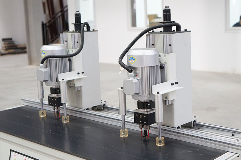 Maquina De Perfuracao De Dobradicas CNC De Duplo Cabeca Eficiente Para A Venda-2