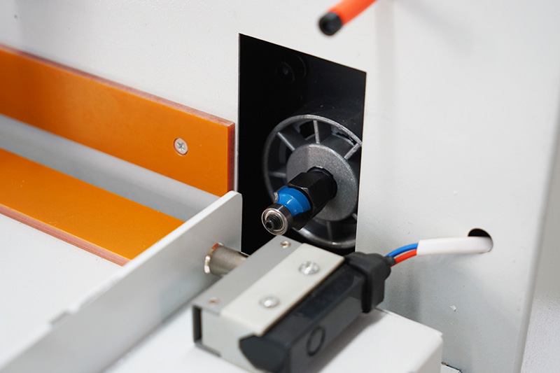 Maquina de Corte de Cantos de Perfis de Alta Eficiencia para Moveis de Painel em Desconto-4