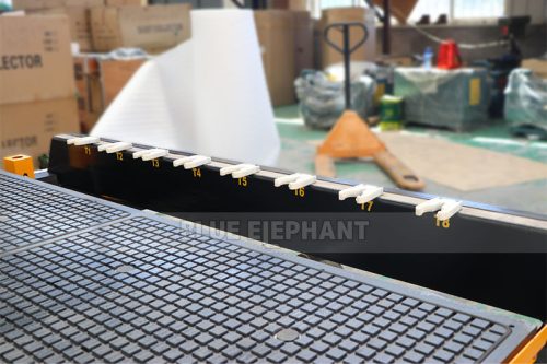Router CNC Com Trocador De Ferramentas E Faca Oscilante EOT-3 Para Aplicacoes Versateis A Venda-4
