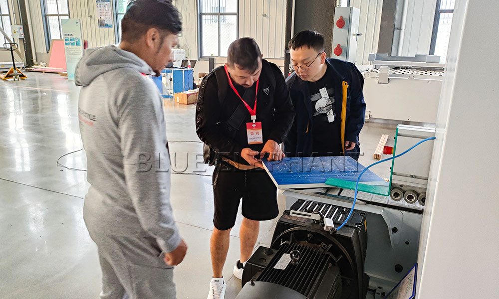 welcome the Canadian customer to visit Blue Elephant CNC factory edge banding machine-3